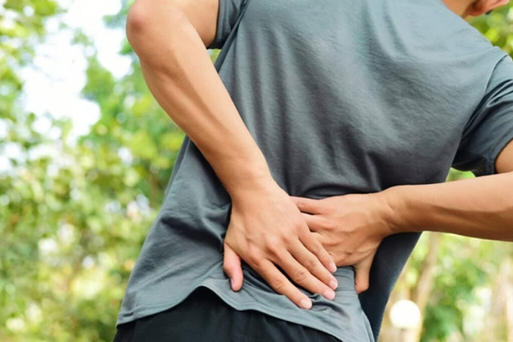 Phát hiện hai bệnh ung thư từ dấu hiệu đau lưng kéo dài