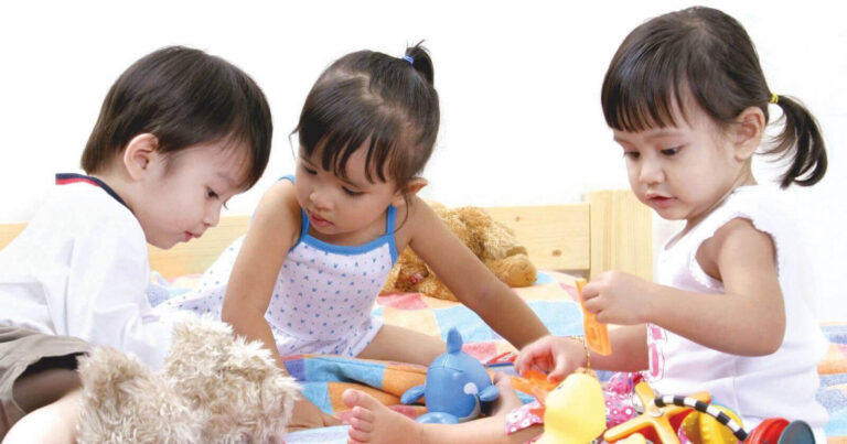 kỹ năng chơi cùng bạn ở trẻ nhỏ
