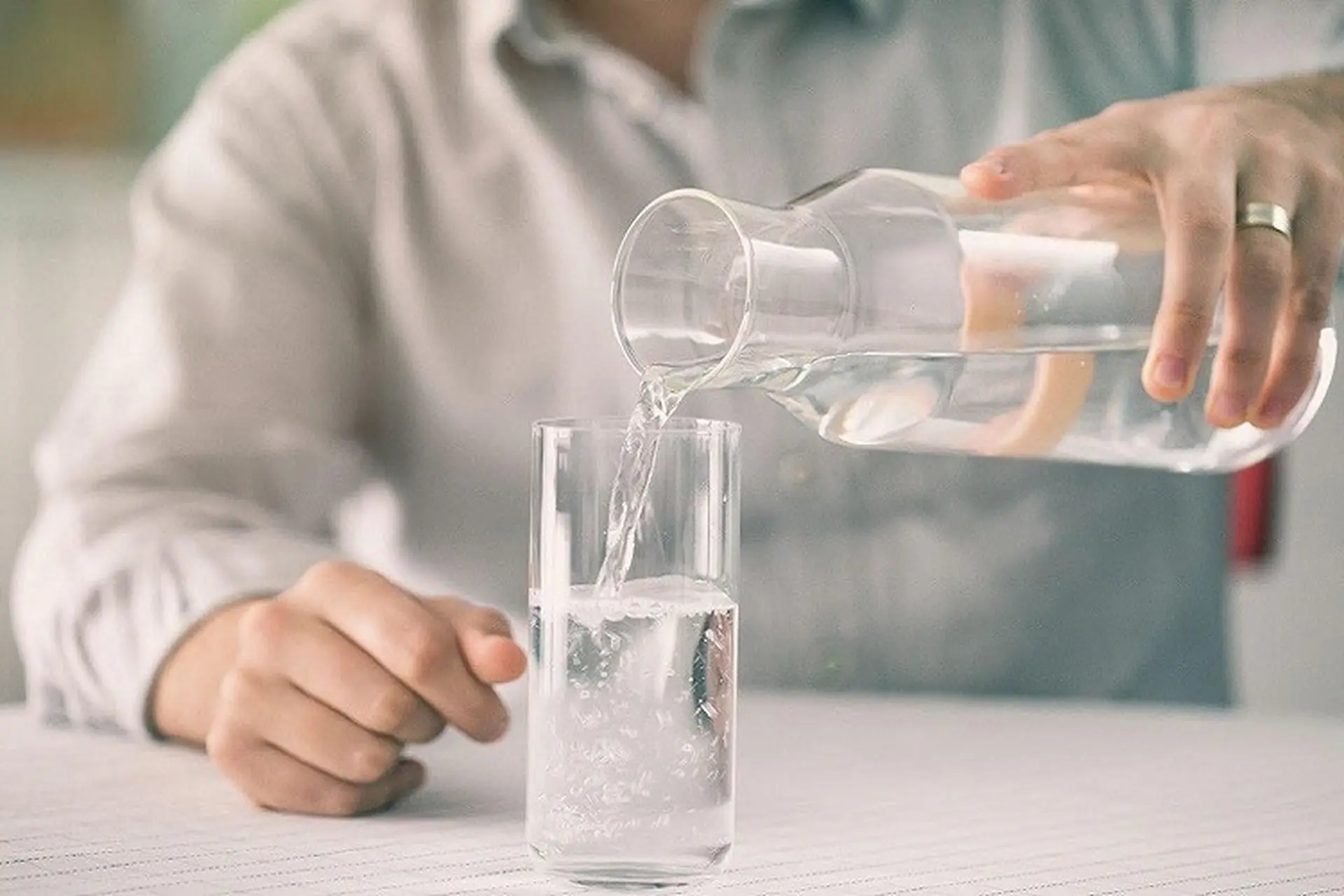 uống nước nhiều có hại thận không