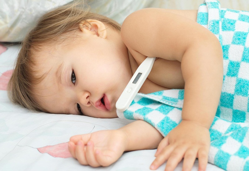 trẻ bị sốt mùa hè